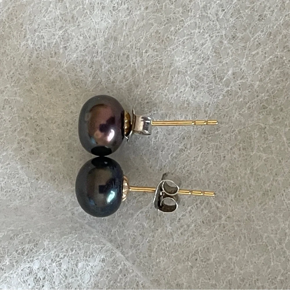 Black Pearl Stud earrings - Picture 3 of 3